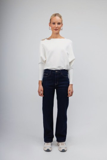 Πουλόβερ λευκό με σχέδιο από strass στον ώμο - 