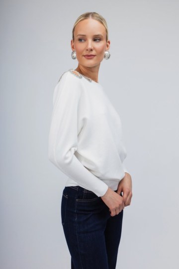 Πουλόβερ λευκό με σχέδιο από strass στον ώμο - 