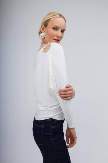 Πουλόβερ λευκό με σχέδιο από strass στον ώμο - 