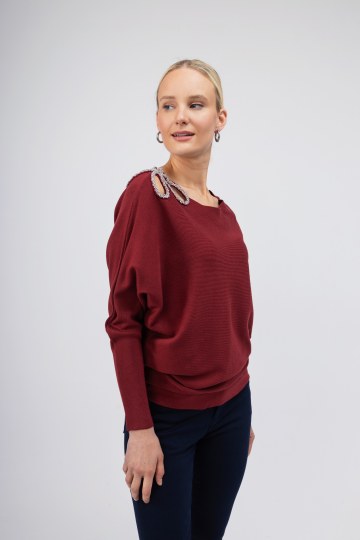 Πουλόβερ μπορντώ με σχέδιο από strass στον ώμο