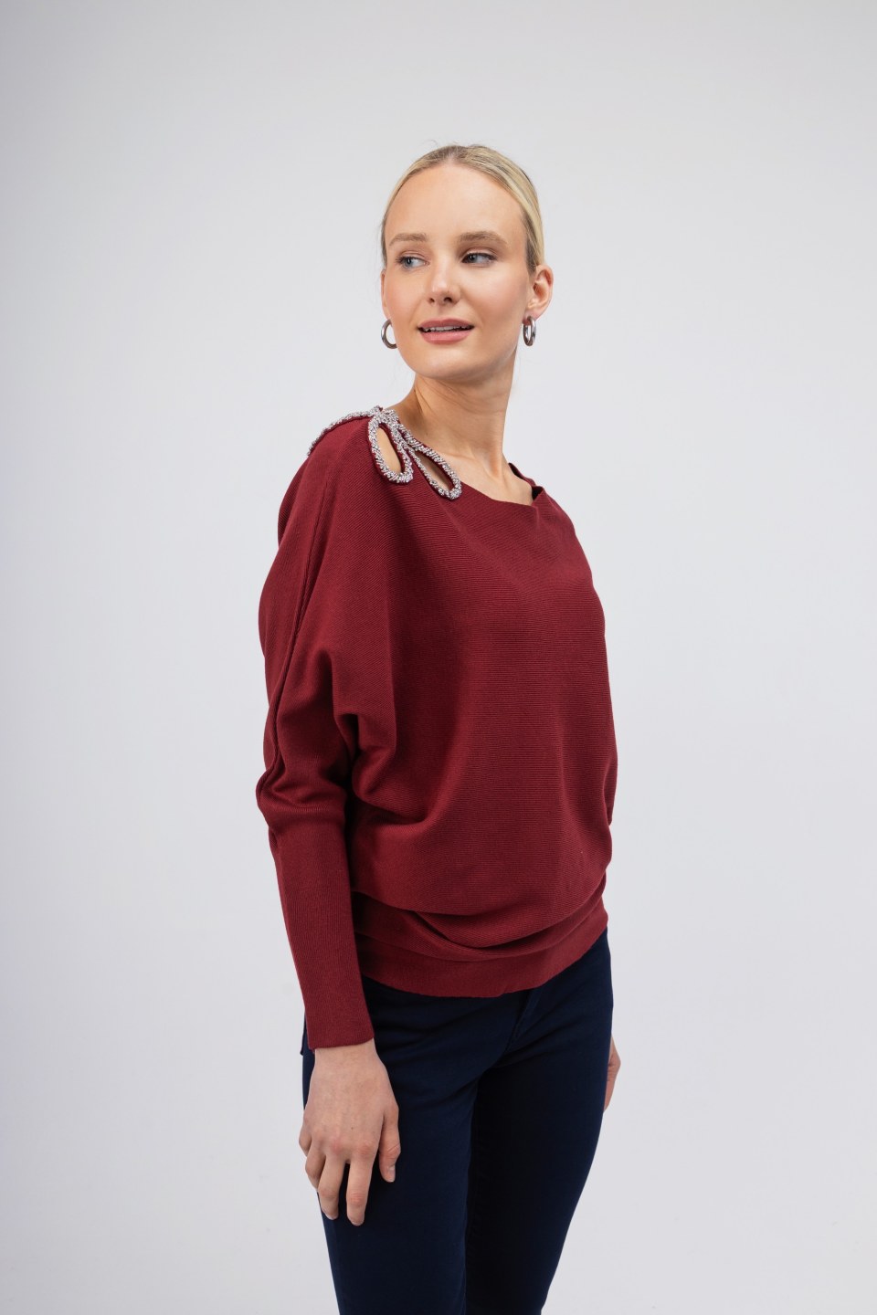 Πουλόβερ μπορντώ με σχέδιο από strass στον ώμο