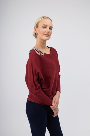 Πουλόβερ μπορντώ με σχέδιο από strass στον ώμο - 