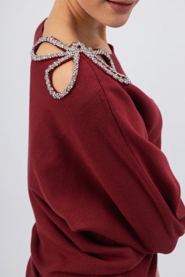 Πουλόβερ μπορντώ με σχέδιο από strass στον ώμο - 