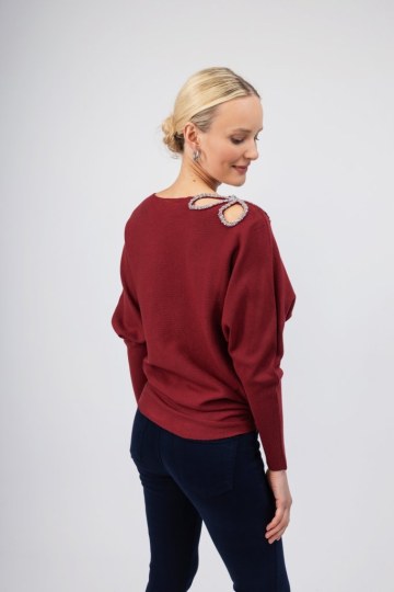 Πουλόβερ μπορντώ με σχέδιο από strass στον ώμο - 