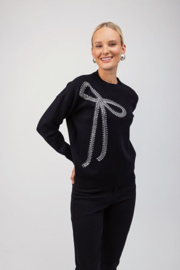 Πουλόβερ μαύρο με σχέδιο φίογκο από strass - 