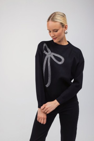 Πουλόβερ μαύρο με σχέδιο φίογκο από strass - 