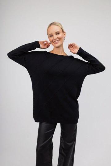 Πουλόβερ μαύρο μονόχρωμο με ιδιαίτερο σχέδιο - 