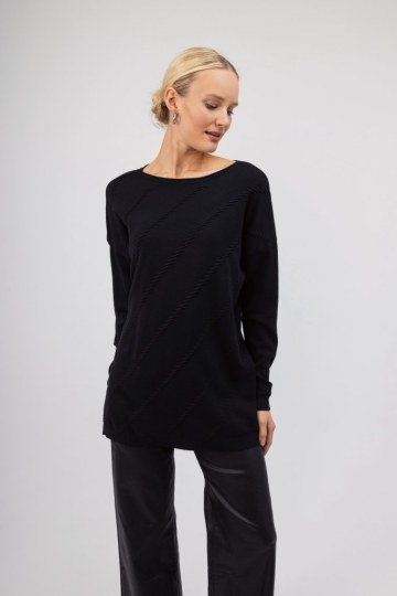 Πουλόβερ μαύρο μονόχρωμο με ιδιαίτερο σχέδιο - 