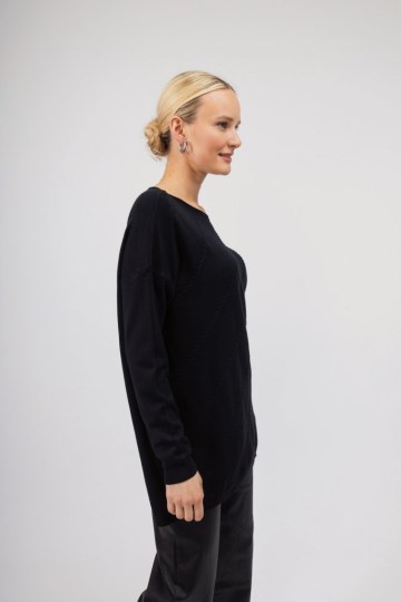 Πουλόβερ μαύρο μονόχρωμο με ιδιαίτερο σχέδιο - 