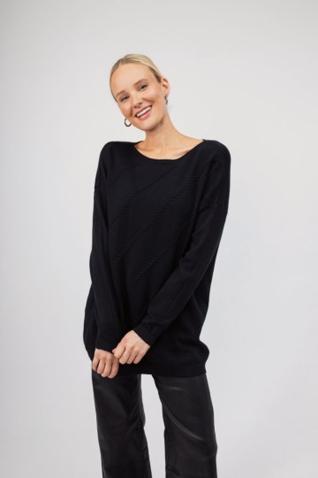 Πουλόβερ μαύρο μονόχρωμο με ιδιαίτερο σχέδιο - 