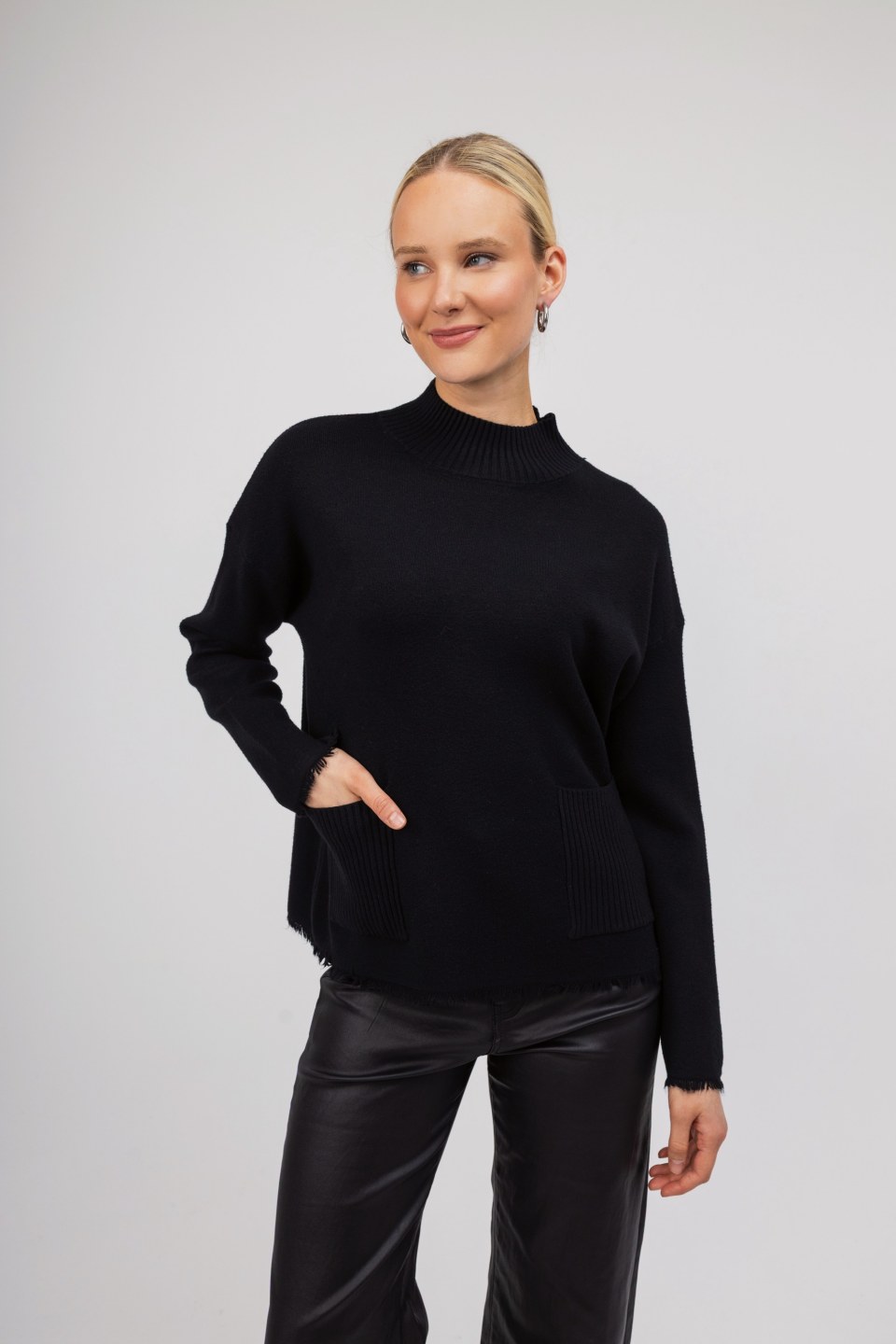 Πουλόβερ μαύρο  με τσέπες