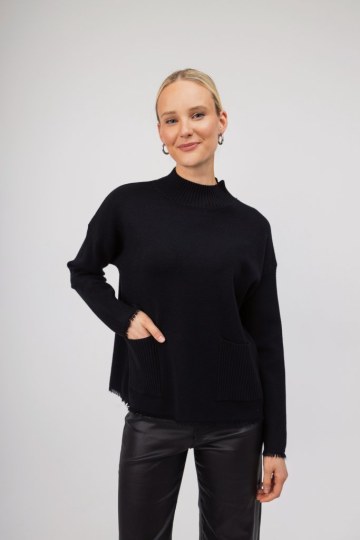 Πουλόβερ μαύρο  με τσέπες - 