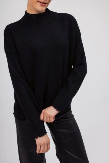 Πουλόβερ μαύρο  με τσέπες - 