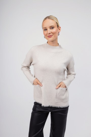 Πουλόβερ εκρού με τσέπες