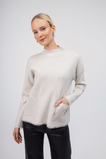 Πουλόβερ εκρού με τσέπες - 