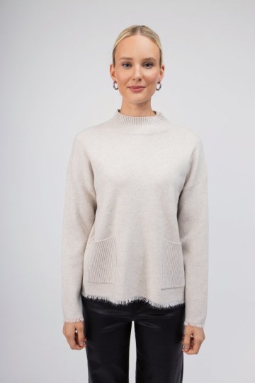 Πουλόβερ εκρού με τσέπες - 