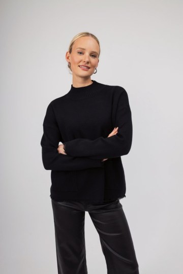 Πουλόβερ μαύρο  με τσέπες - 