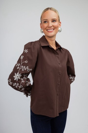 Πουκάμισο καφέ με λουλούδια και λάστιχο - 