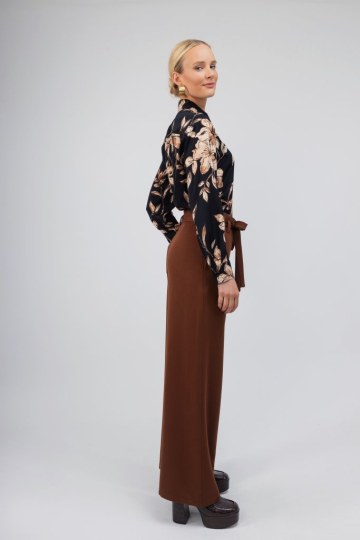 Παντελόνα ψηλόμεση με κουμπί σε ίσια γραμμή εκάι - 