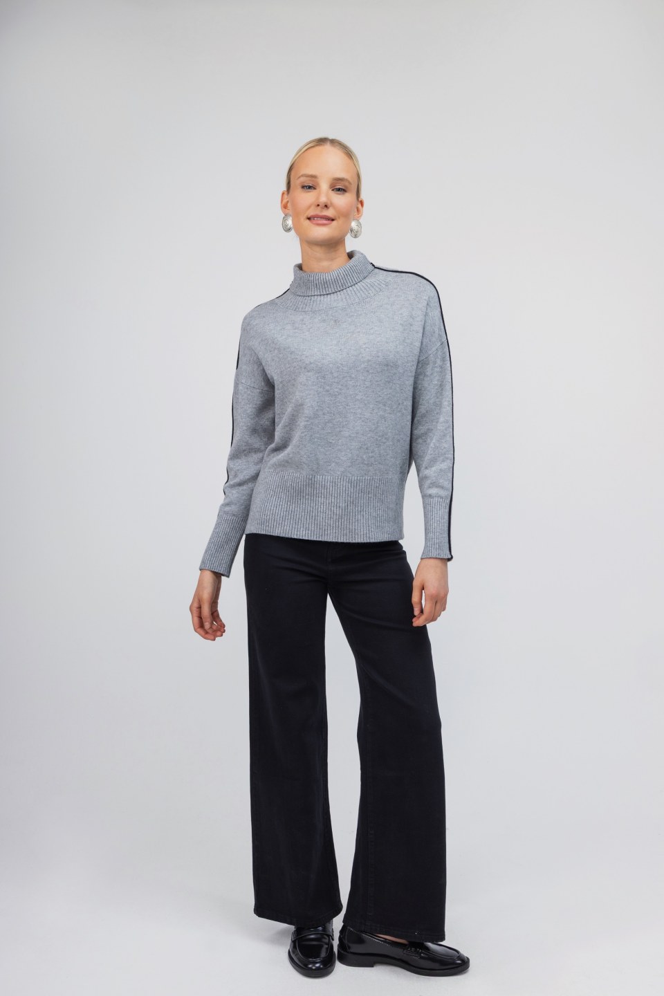 Πουλόβερ γκρι ζιβάγκο με μαύρη λεπτομέρεια