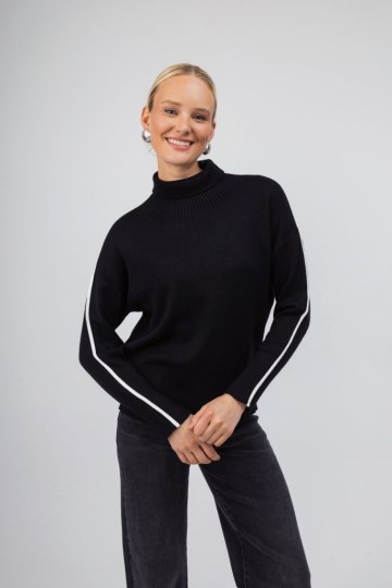 Πουλόβερ μαύρο ζιβάγκο με λευκή λεπτομέρεια - 