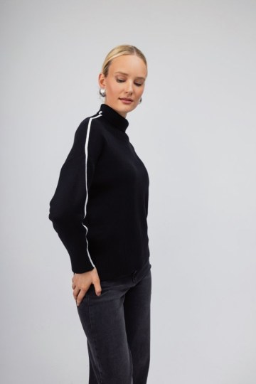 Πουλόβερ μαύρο ζιβάγκο με λευκή λεπτομέρεια - 