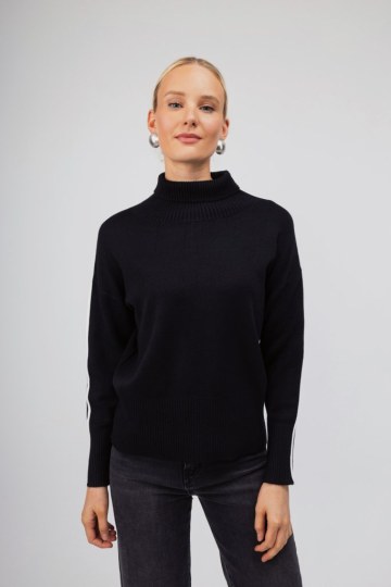 Πουλόβερ μαύρο ζιβάγκο με λευκή λεπτομέρεια - 