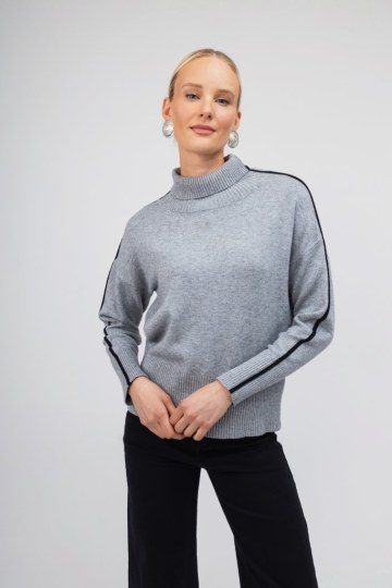 Πουλόβερ γκρι ζιβάγκο με μαύρη λεπτομέρεια - 