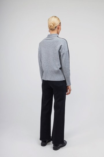 Πουλόβερ γκρι ζιβάγκο με μαύρη λεπτομέρεια - 