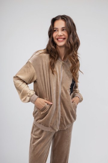 Ζακέτα-Φούτερ μπεζ βελουτέ με διακοσμητικό λουλούδι - 