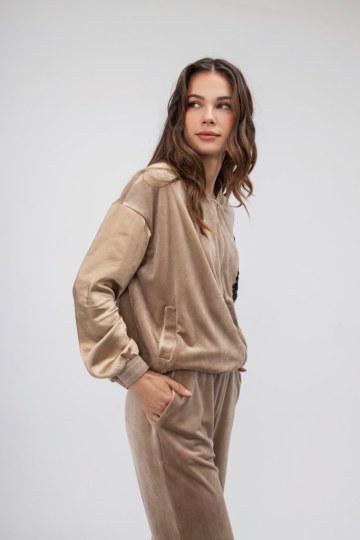 Ζακέτα-Φούτερ μπεζ βελουτέ με διακοσμητικό λουλούδι - 