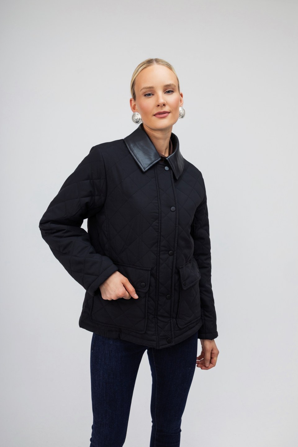 Μπουφάν μαύρο με κουμπιά και γιακά