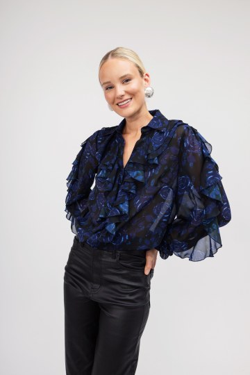 Πουκάμισο με μπλε τριαντάφυλλα και βολάν