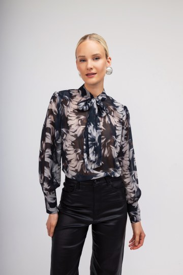 Πουκάμισο μαύρο φλοράλ με διαφάνεια και φιόγκο.