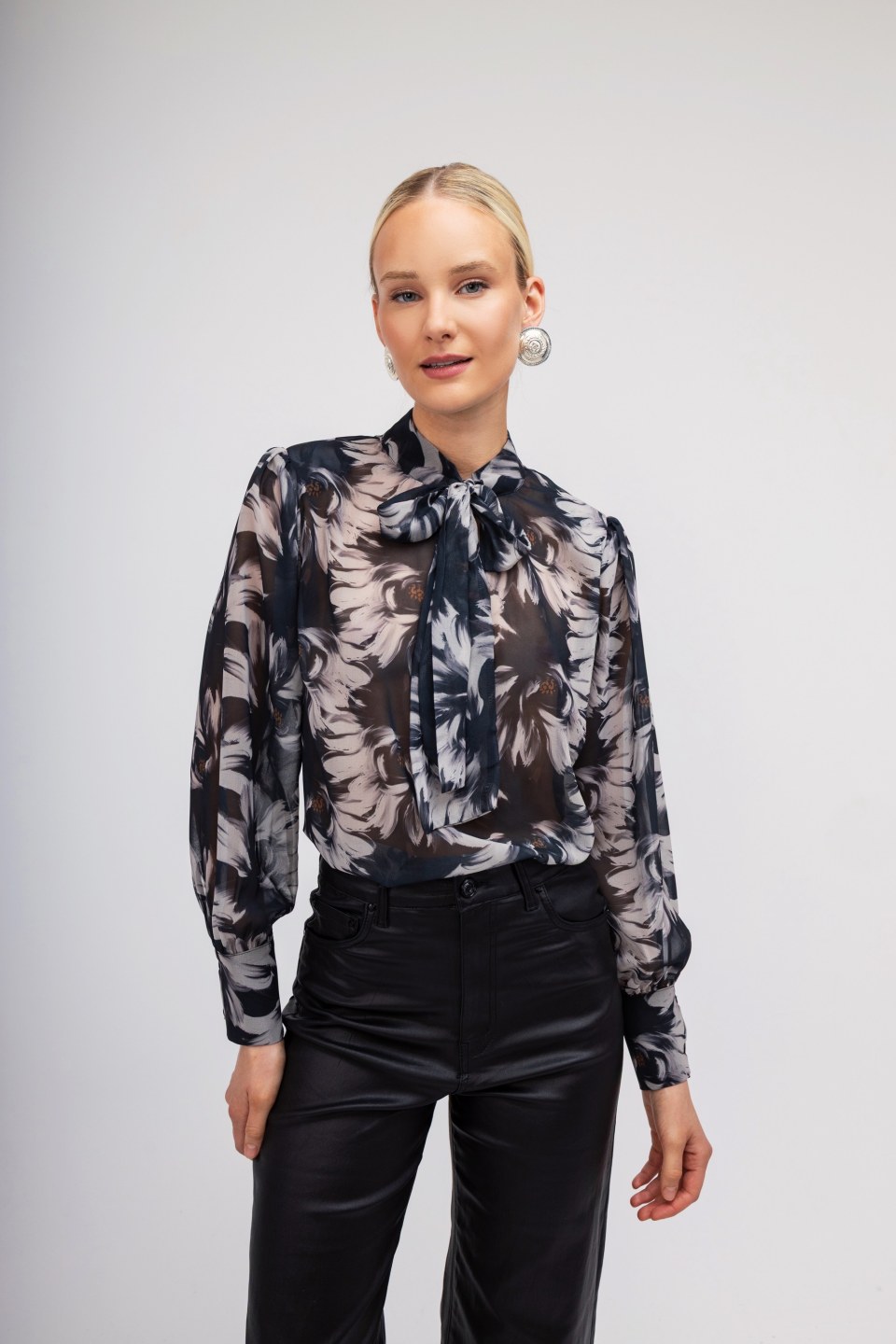 Πουκάμισο μαύρο φλοράλ με διαφάνεια και φιόγκο.