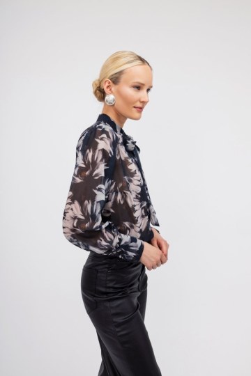 Πουκάμισο μαύρο φλοράλ με διαφάνεια και φιόγκο. - 