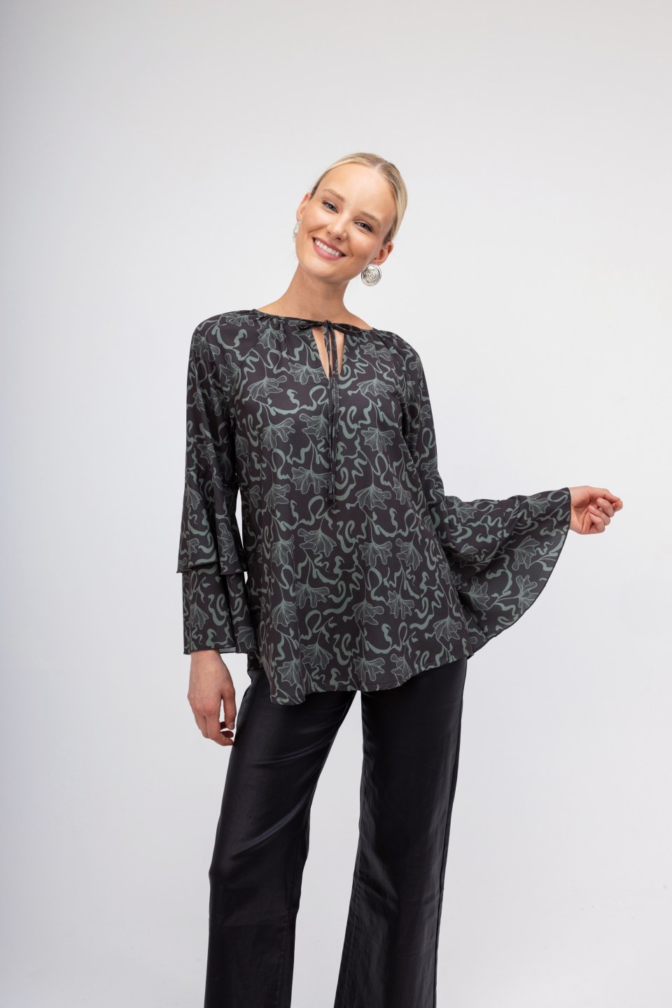 Πουκάμισο με ιδιαίτερη λαιμόκοψη εμπριμέ μέντα