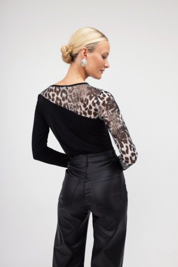 Μπλούζα με γκρι animal print λεπρομέρειες και τριάνταφυλλα - 