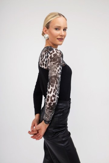 Μπλούζα με γκρι animal print λεπρομέρειες και τριάνταφυλλα - 