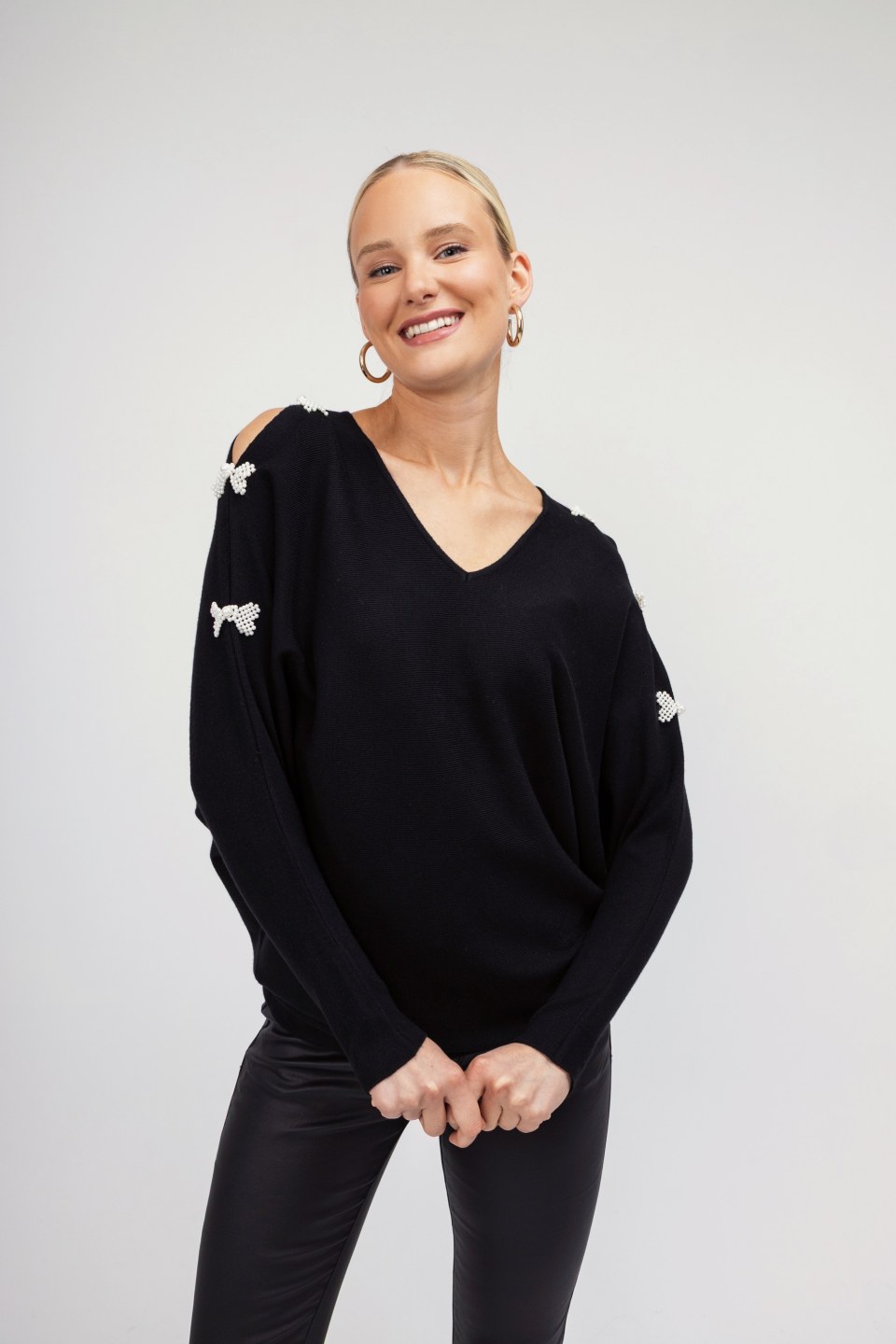 Πουλόβερ μαύρο με διακοσμητικά φιογκάκια από πέρλα 
