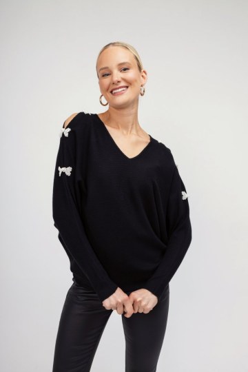 Πουλόβερ μαύρο με διακοσμητικά φιογκάκια από πέρλα  - 