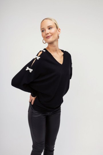 Πουλόβερ μαύρο με διακοσμητικά φιογκάκια από πέρλα  - 