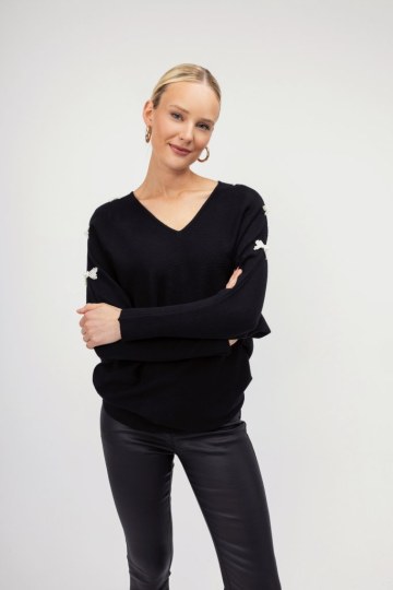 Πουλόβερ μαύρο με διακοσμητικά φιογκάκια από πέρλα  - 