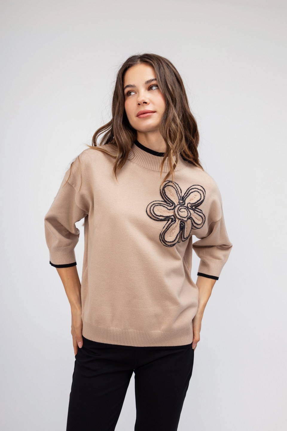 Πουλόβερ μπεζ με κεντητό λουλούδι