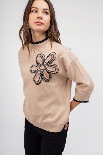 Πουλόβερ μπεζ με κεντητό λουλούδι - 