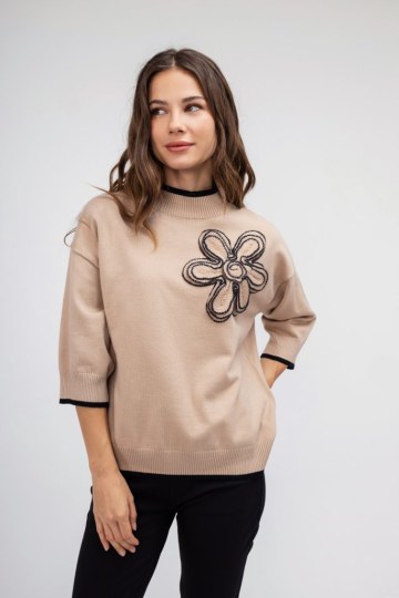 Πουλόβερ μπεζ με κεντητό λουλούδι - 