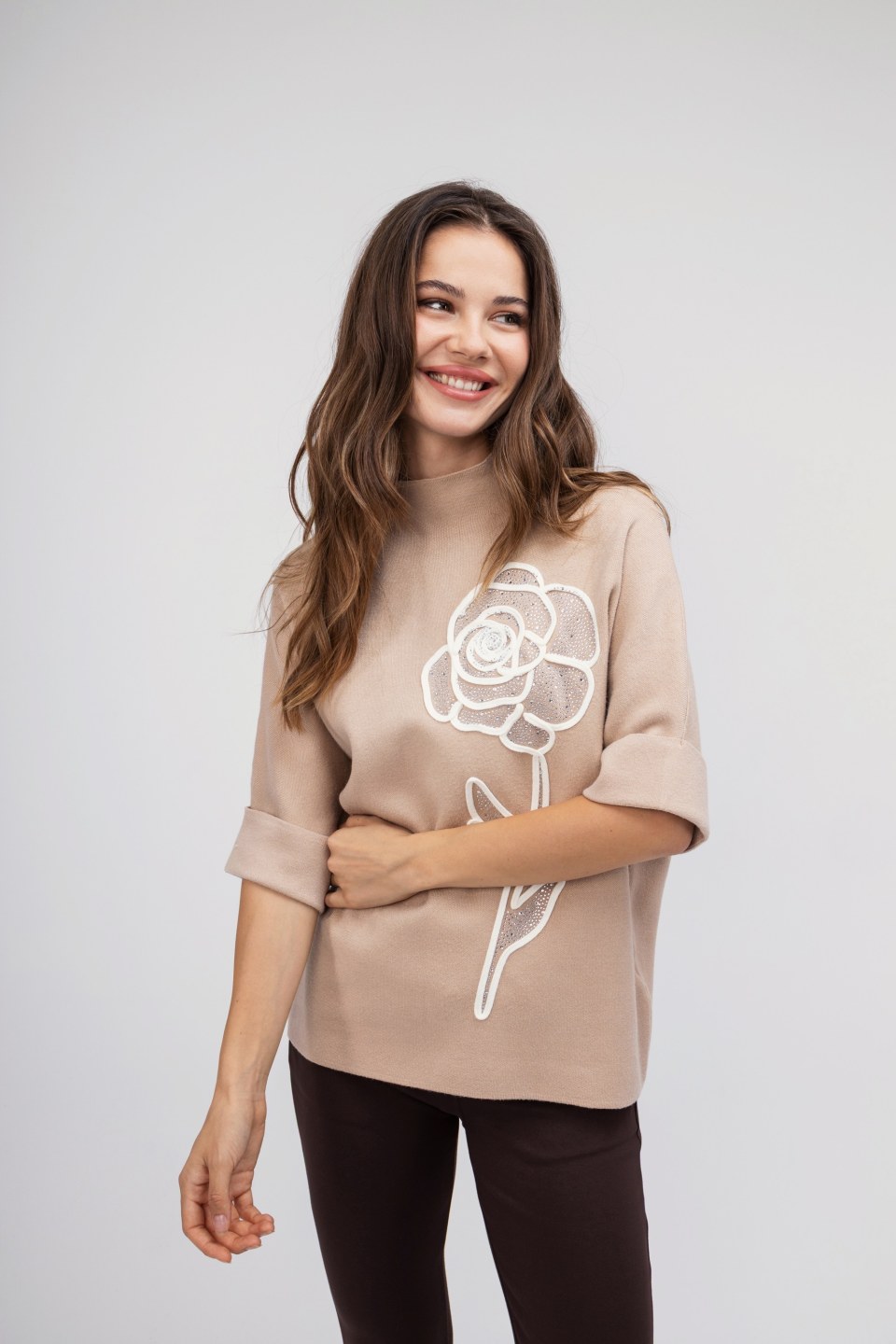Πουλόβερ μπεζ με κεντητό σχέδιο τριαντάφυλλο