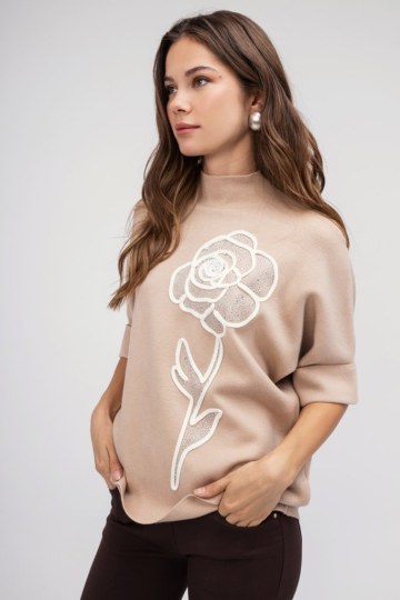 Πουλόβερ μπεζ με κεντητό σχέδιο τριαντάφυλλο - 