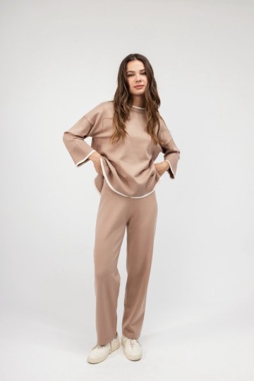 Σετ μπεζ με λευκές λεπτομέρειες - 