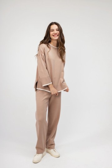 Σετ μπεζ με λευκές λεπτομέρειες - 